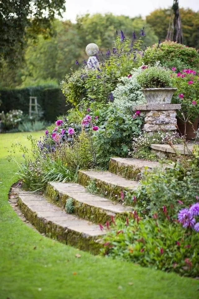 Passage étroit dans un jardin planté