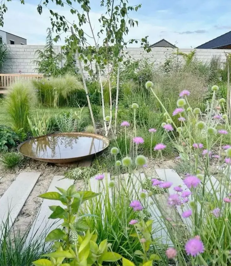 Massifs plantés autour d’un point d’eau et de circulations